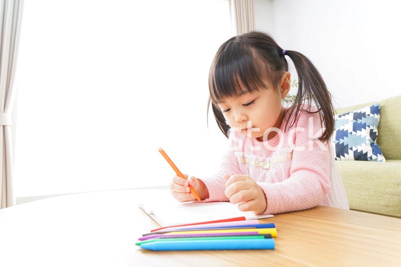 お絵かきをする子ども・教育イメージ