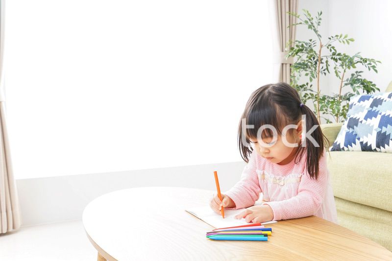 お絵かきをする子ども・教育イメージ
