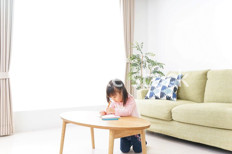 お絵かきをする子ども・教育イメージ