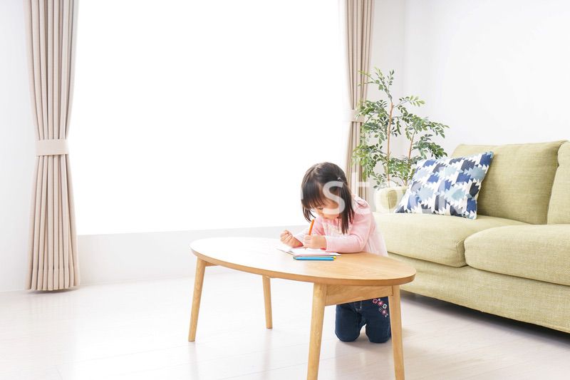 一人遊びする子供