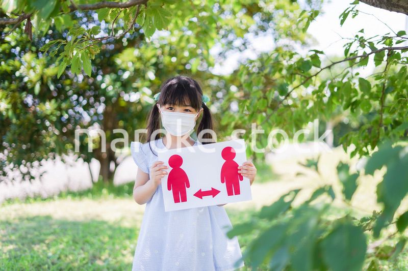 マスクをして暑さに苦しむ子供