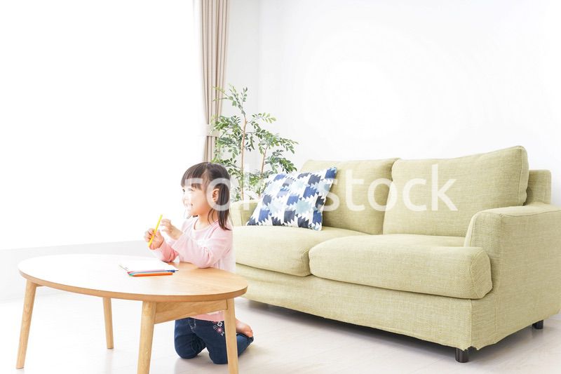 お絵かきをする子ども・教育イメージ