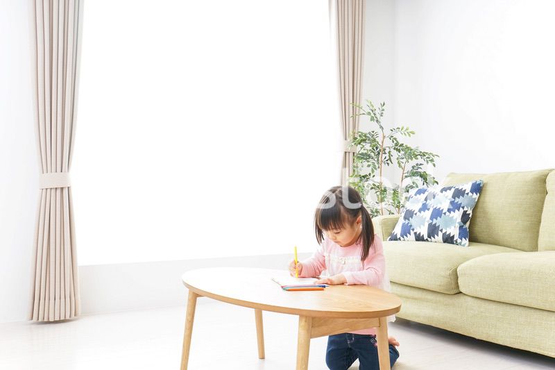 お絵かきをする子ども・教育イメージ