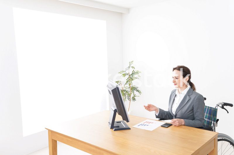 車椅子に乗って仕事をする外国人の女性