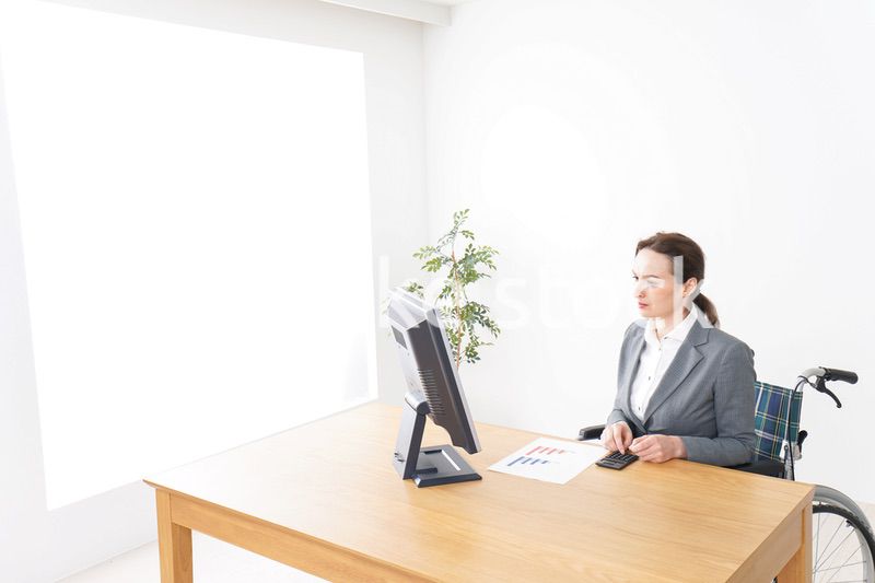 車椅子に乗って仕事をする外国人の女性