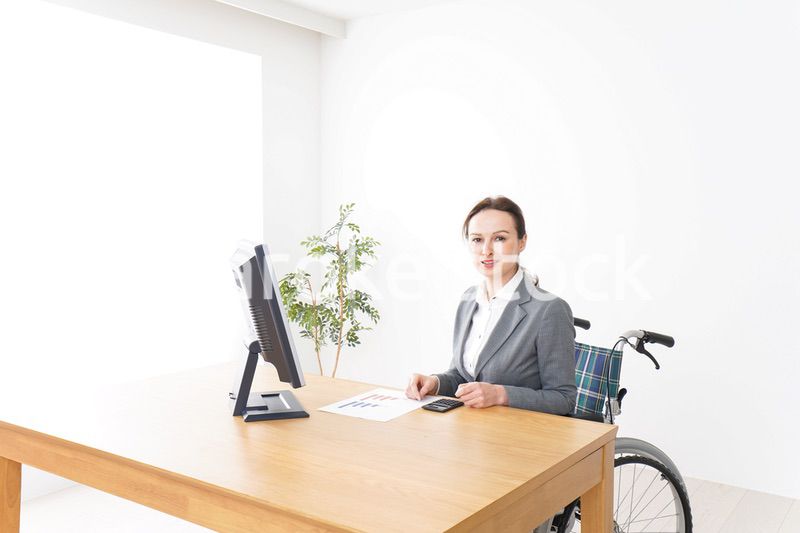 車椅子に乗って仕事をする外国人の女性