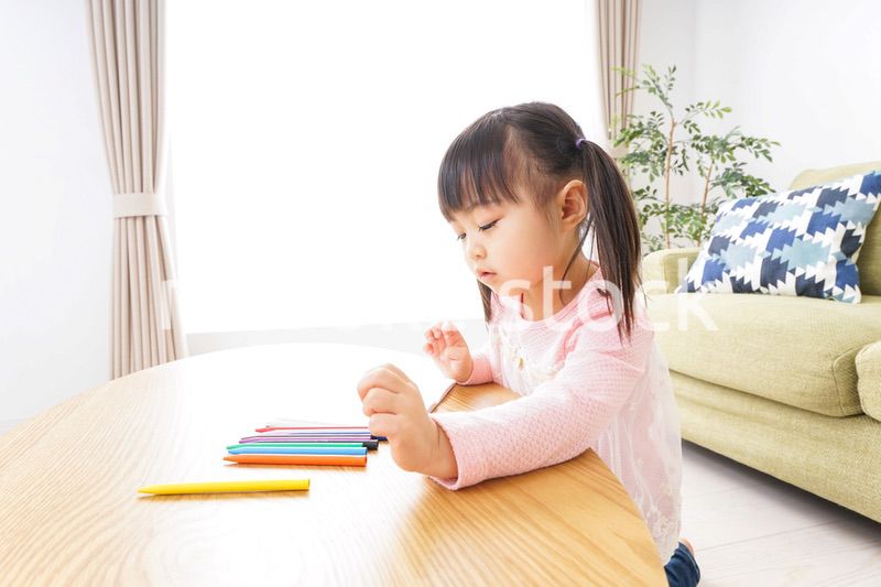 一人遊びする子供