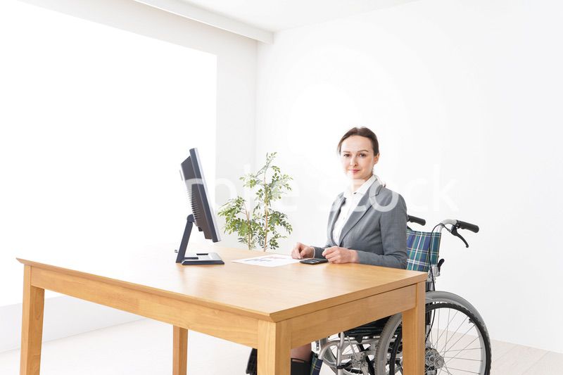 車椅子に乗って仕事をする外国人の女性