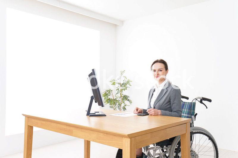 車椅子に乗って仕事をする外国人の女性