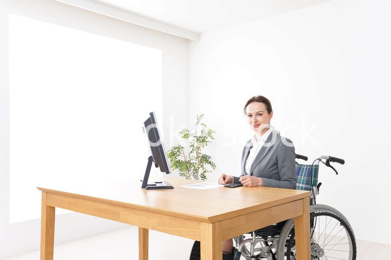 車椅子に乗って仕事をする外国人の女性