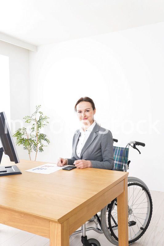 車椅子に乗って仕事をする外国人の女性