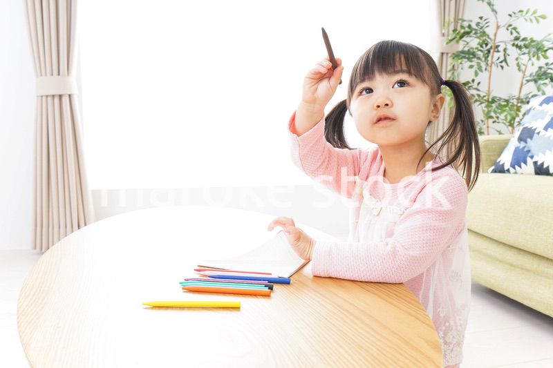 お絵かきをする子ども・教育イメージ
