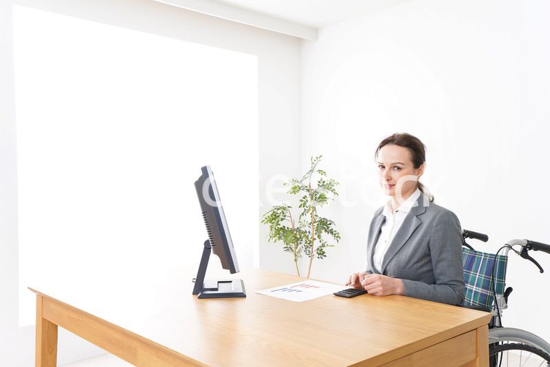 車椅子に乗って仕事をする外国人の女性