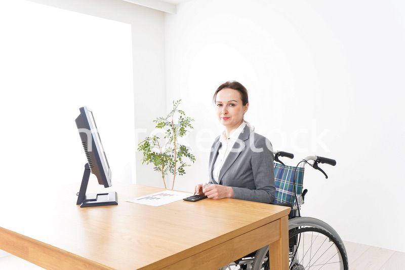 車椅子に乗って仕事をする外国人の女性