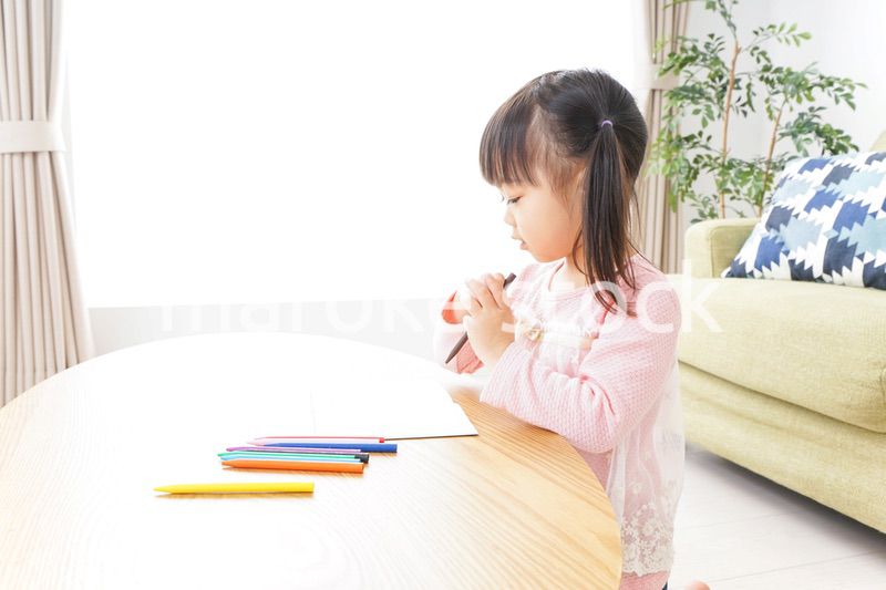 お絵かきをする子ども・教育イメージ