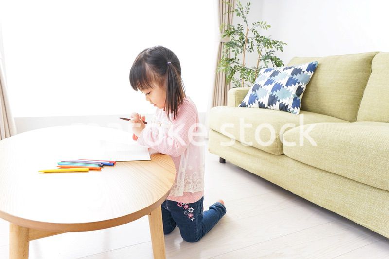 お絵かきをする子ども・教育イメージ