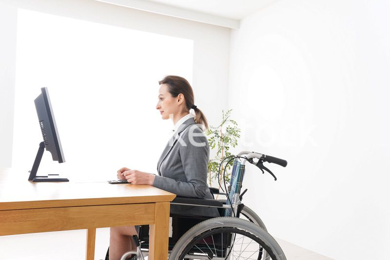 車椅子に乗って仕事をする外国人の女性