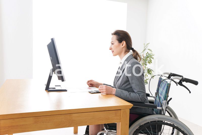 車椅子に乗って仕事をする外国人の女性