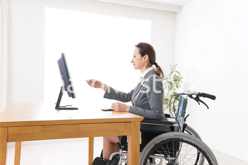 車椅子に乗って仕事をする外国人の女性