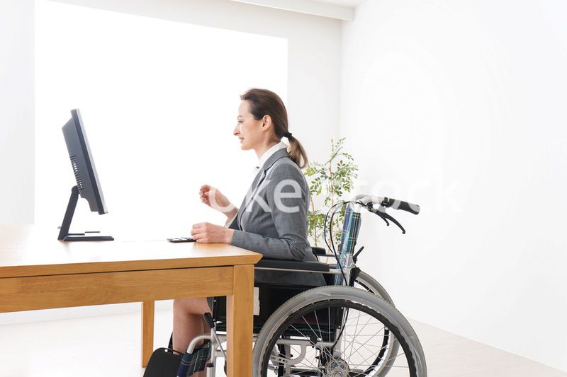車椅子に乗って仕事をする外国人の女性
