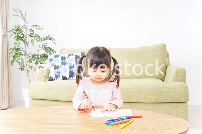 お絵かきをする子ども・教育イメージ