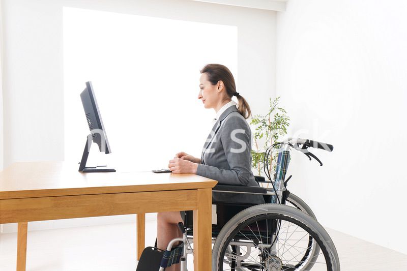 車椅子に乗って仕事をする外国人の女性