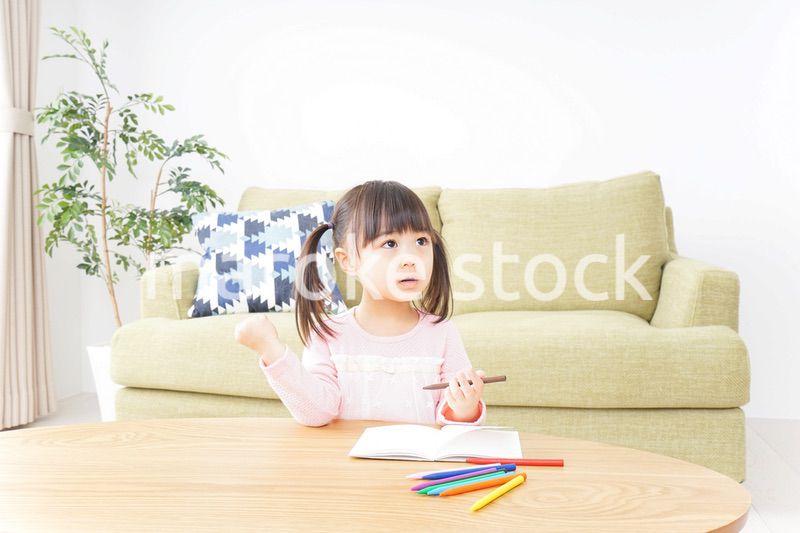 お絵かきをする子ども・教育イメージ