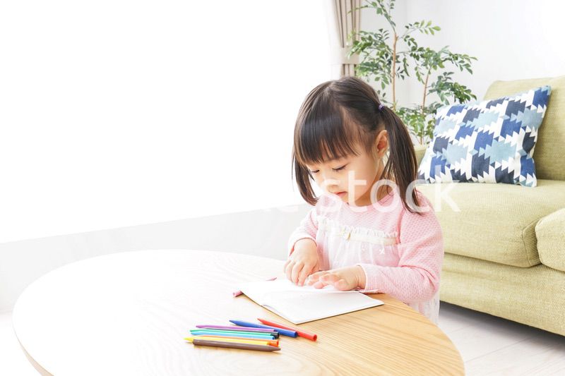 お絵かきをする子ども・教育イメージ