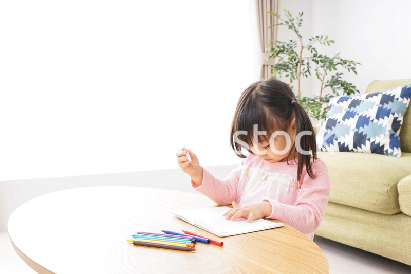 一人遊びする子供