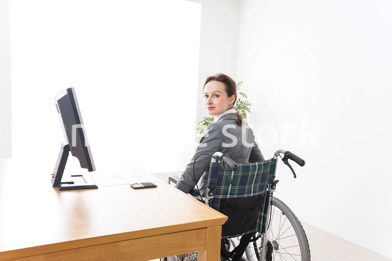 車椅子に乗って仕事をする外国人の女性