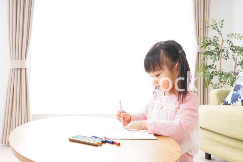 一人遊びする子供