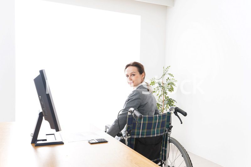 車椅子に乗って仕事をする外国人の女性