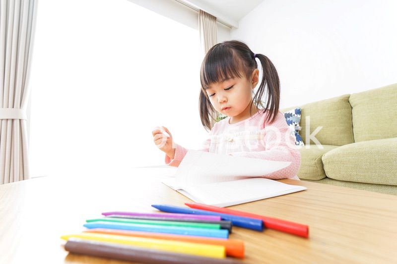 お絵かきをする子ども・教育イメージ