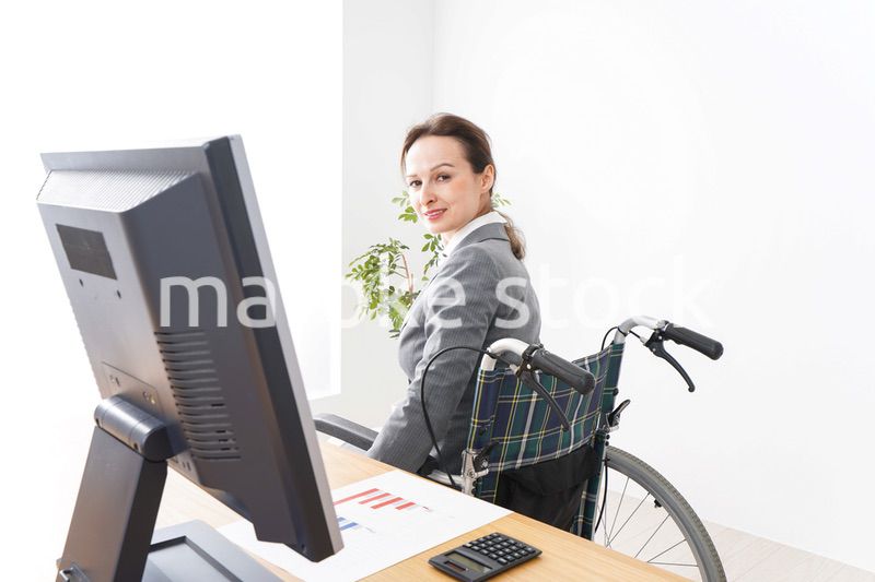 車椅子に乗って仕事をする外国人の女性