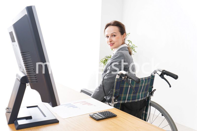 車椅子に乗って仕事をする外国人の女性