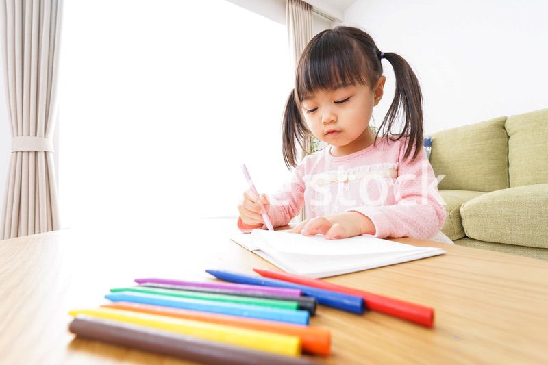 一人遊びする子供