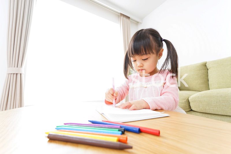 お絵かきをする子ども・教育イメージ