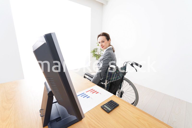車椅子に乗って仕事をする外国人の女性