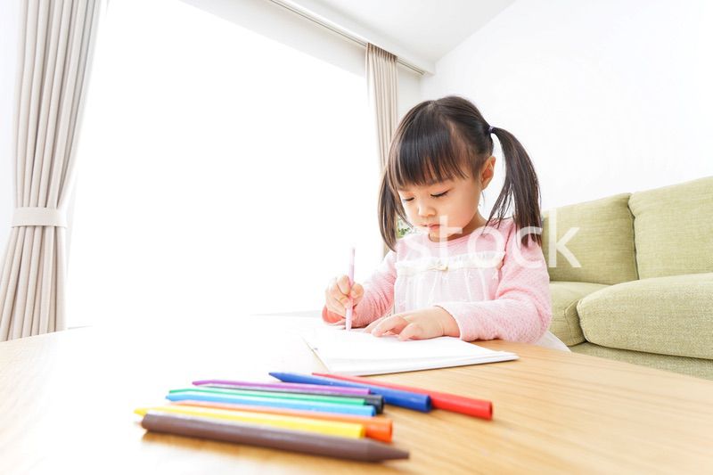 お絵かきをする子ども・教育イメージ