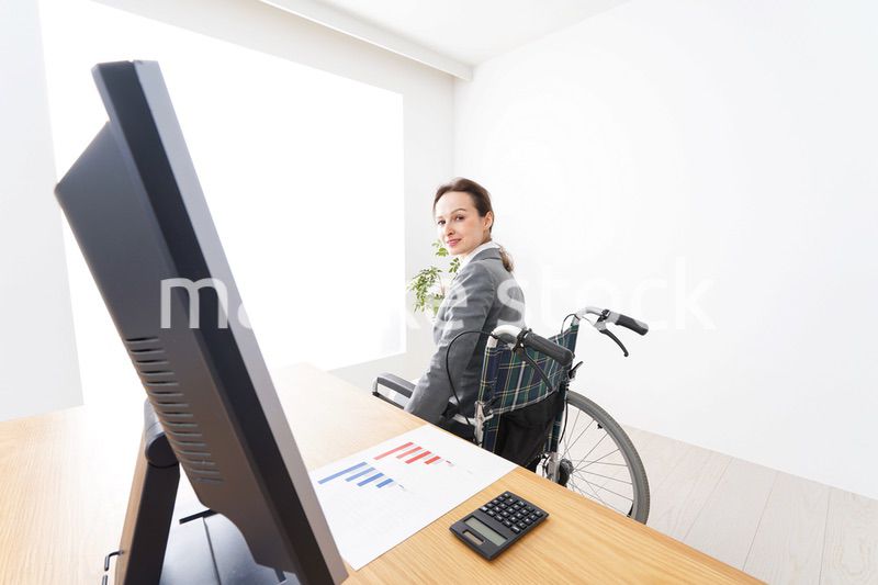 車椅子に乗って仕事をする外国人の女性