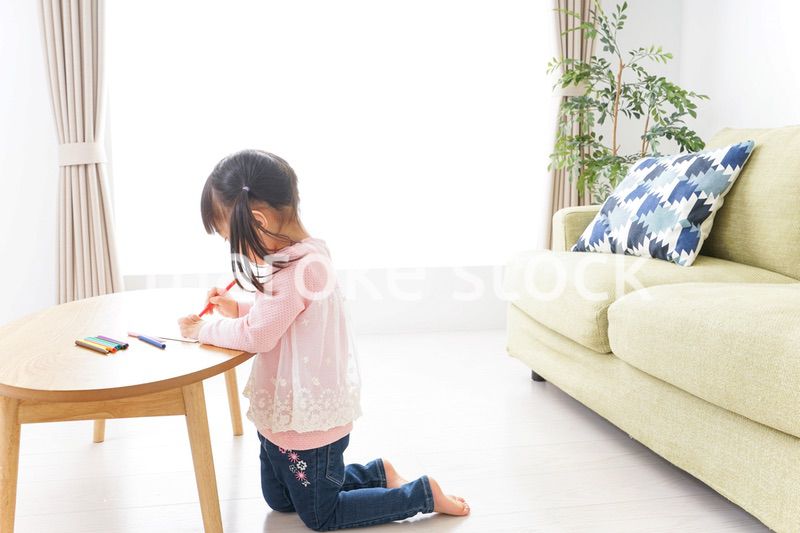 お絵かきをする子ども・教育イメージ