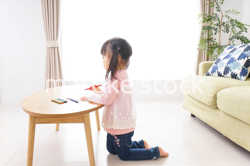 一人遊びする子供