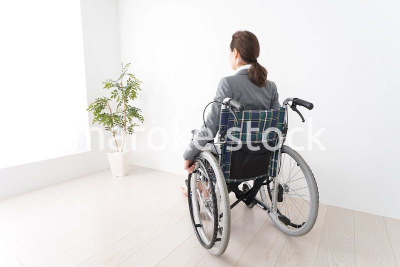 車椅子に乗って仕事をする外国人の女性