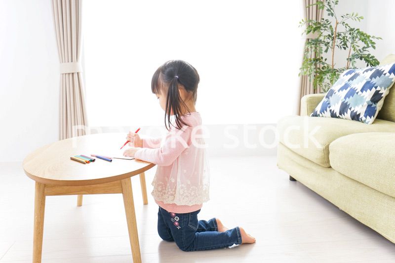 お絵かきをする子ども・教育イメージ