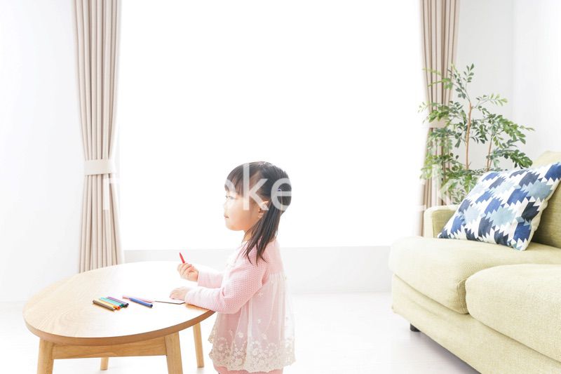 お絵かきをする子ども・教育イメージ