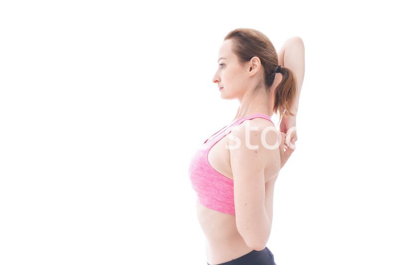 ストレッチをする笑顔の若い女性