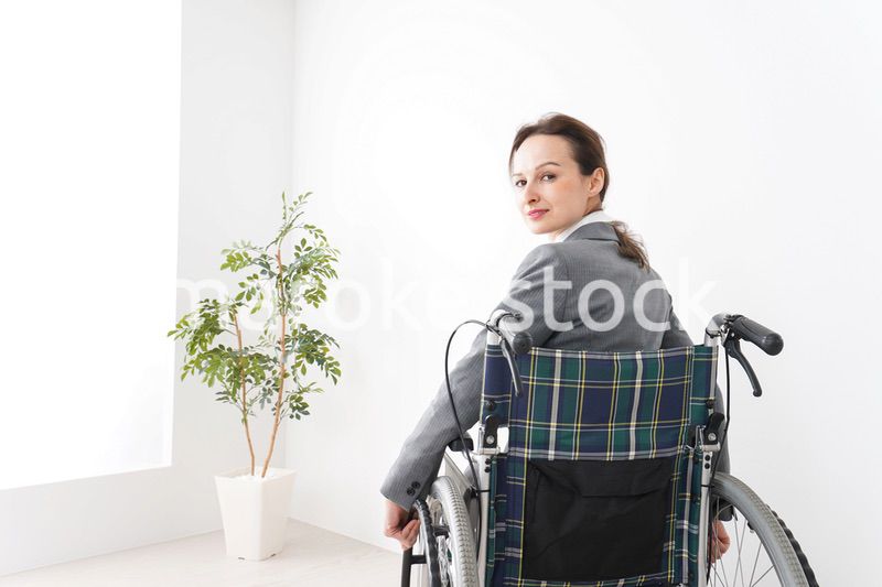 車椅子に乗って仕事をする外国人の女性