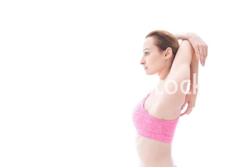 ストレッチをする笑顔の若い女性