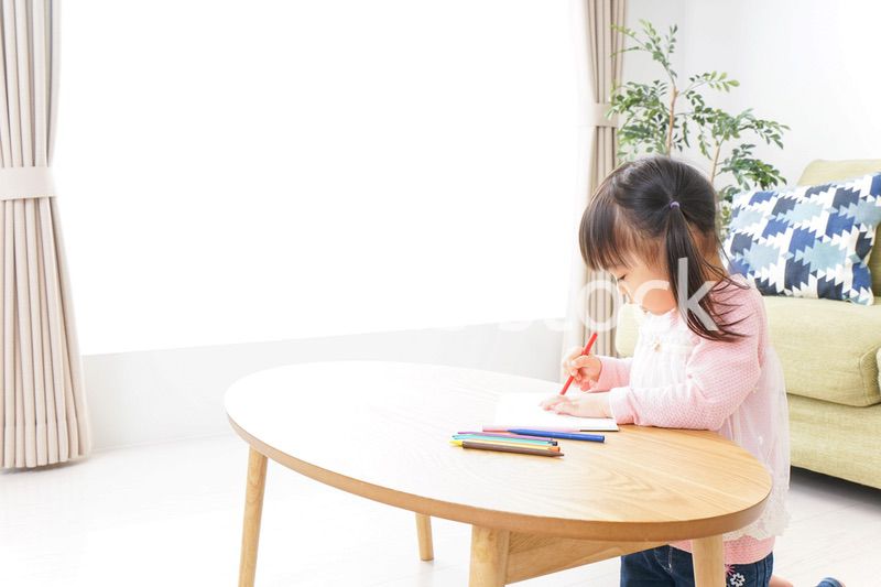 お絵かきをする子ども・教育イメージ