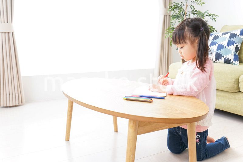 お絵かきをする子ども・教育イメージ